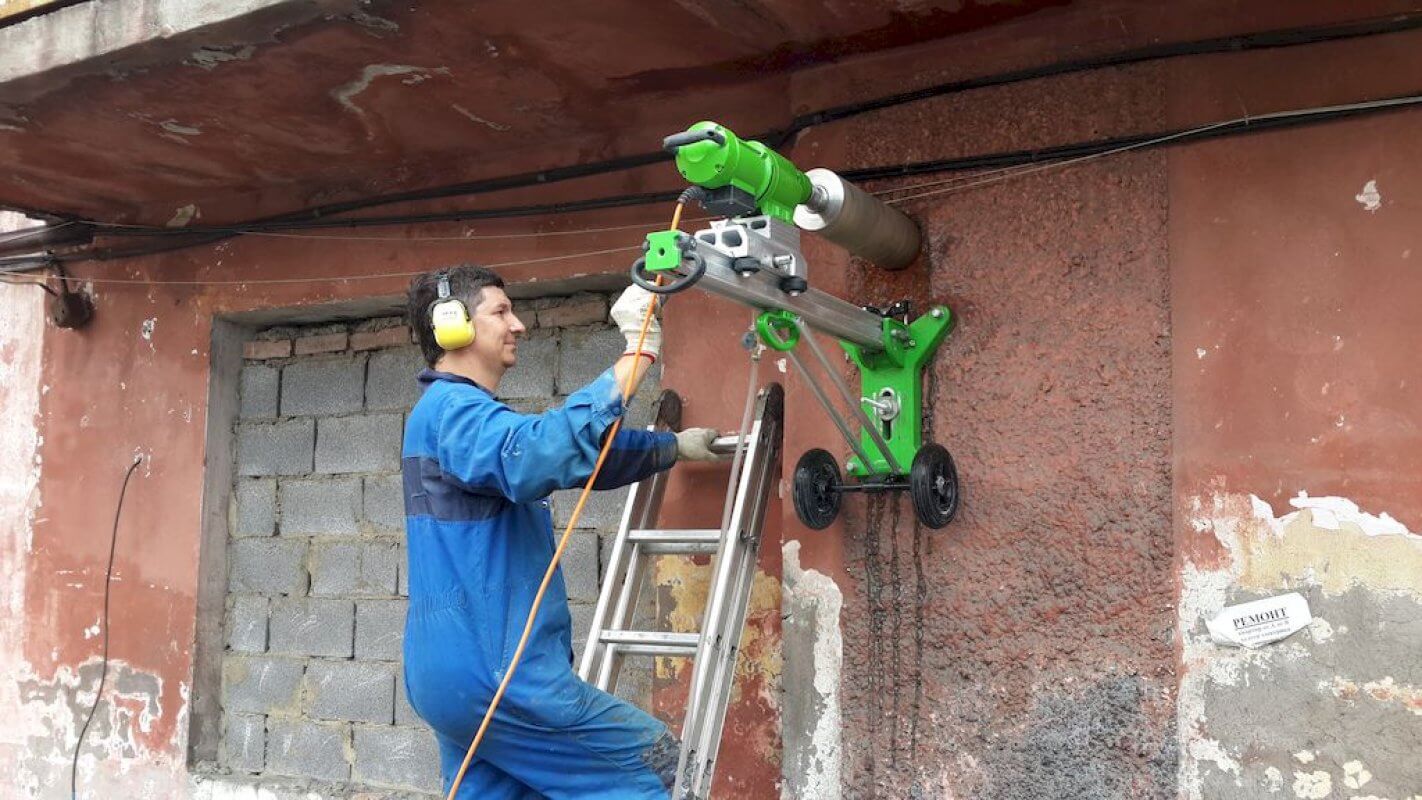 Свердління бетонної стіни алмазною коронкою