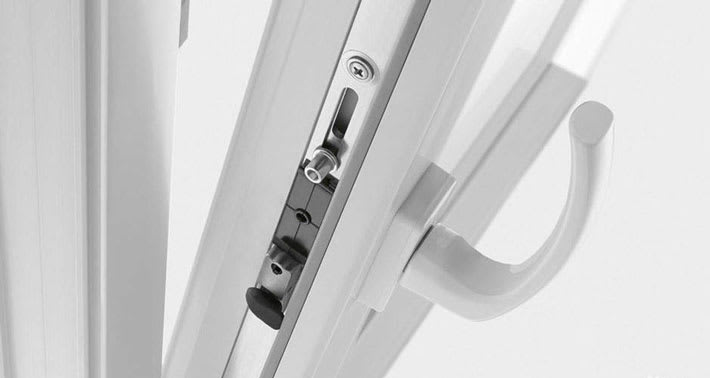 furnitura v okne pvh